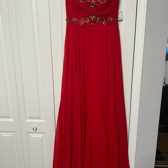 “Camille La Vie” Red Chiffon Embellished Sweetheart neckline gown. - Picture 4 of 9